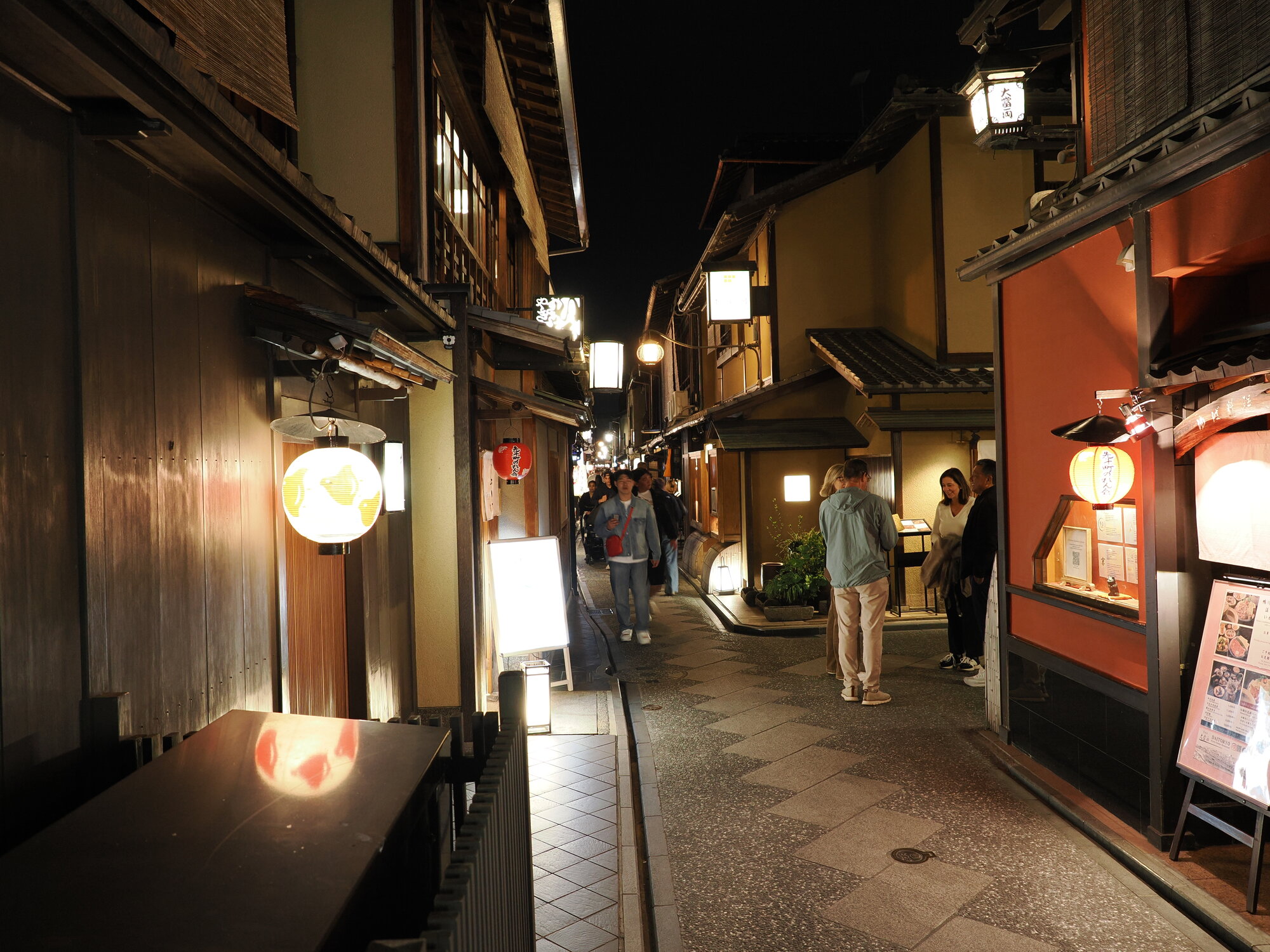 Wąska uliczka Pontocho z latarniami machiya wieczorem