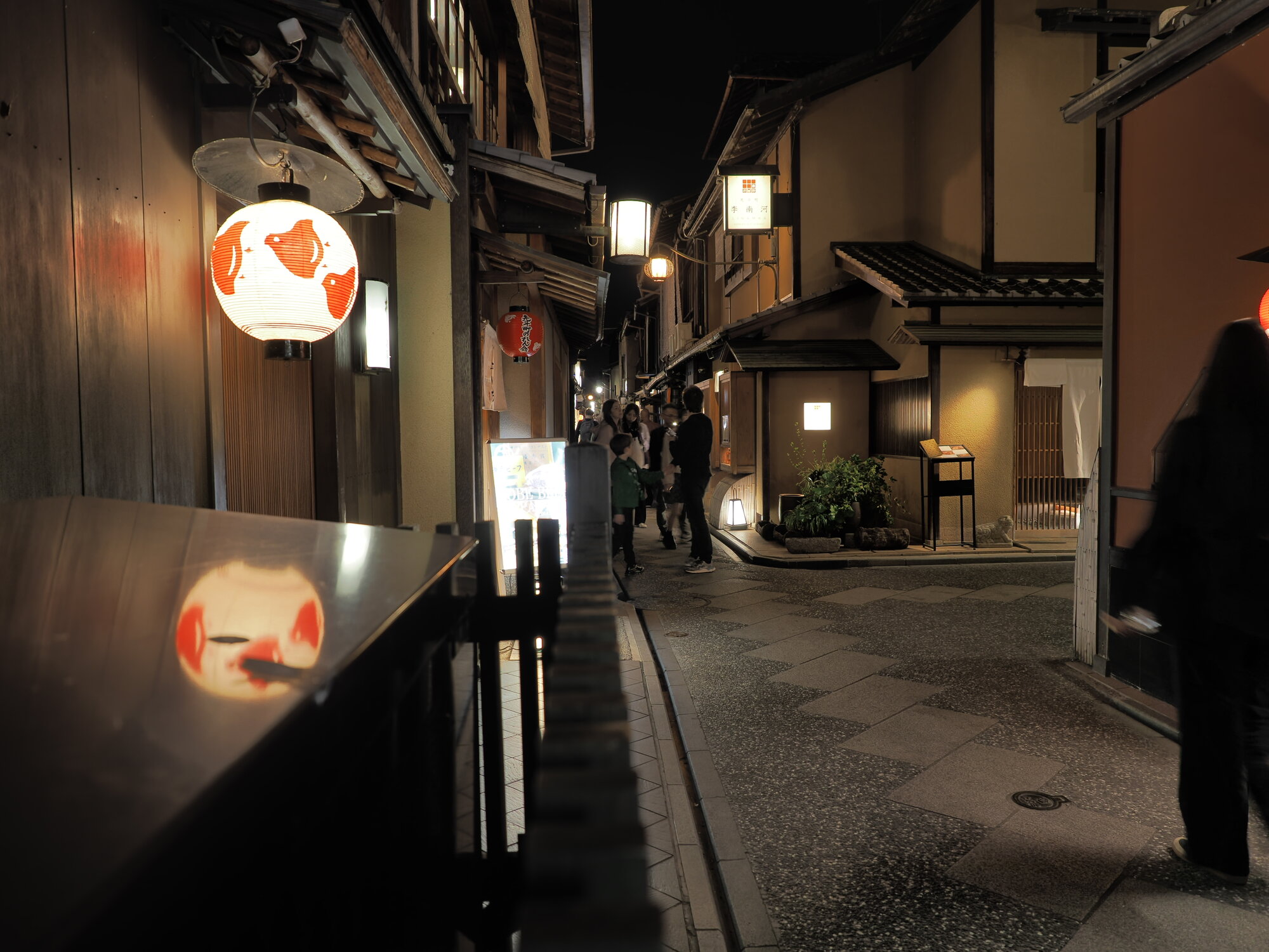 Latarnia z koi odbijająca się w blacie stolika przy Pontocho