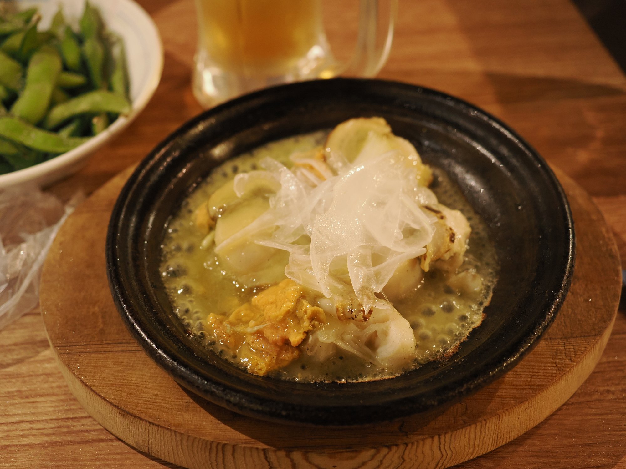 Przegrzebki hotate z uni i galaretką ponzu na gorącej płycie