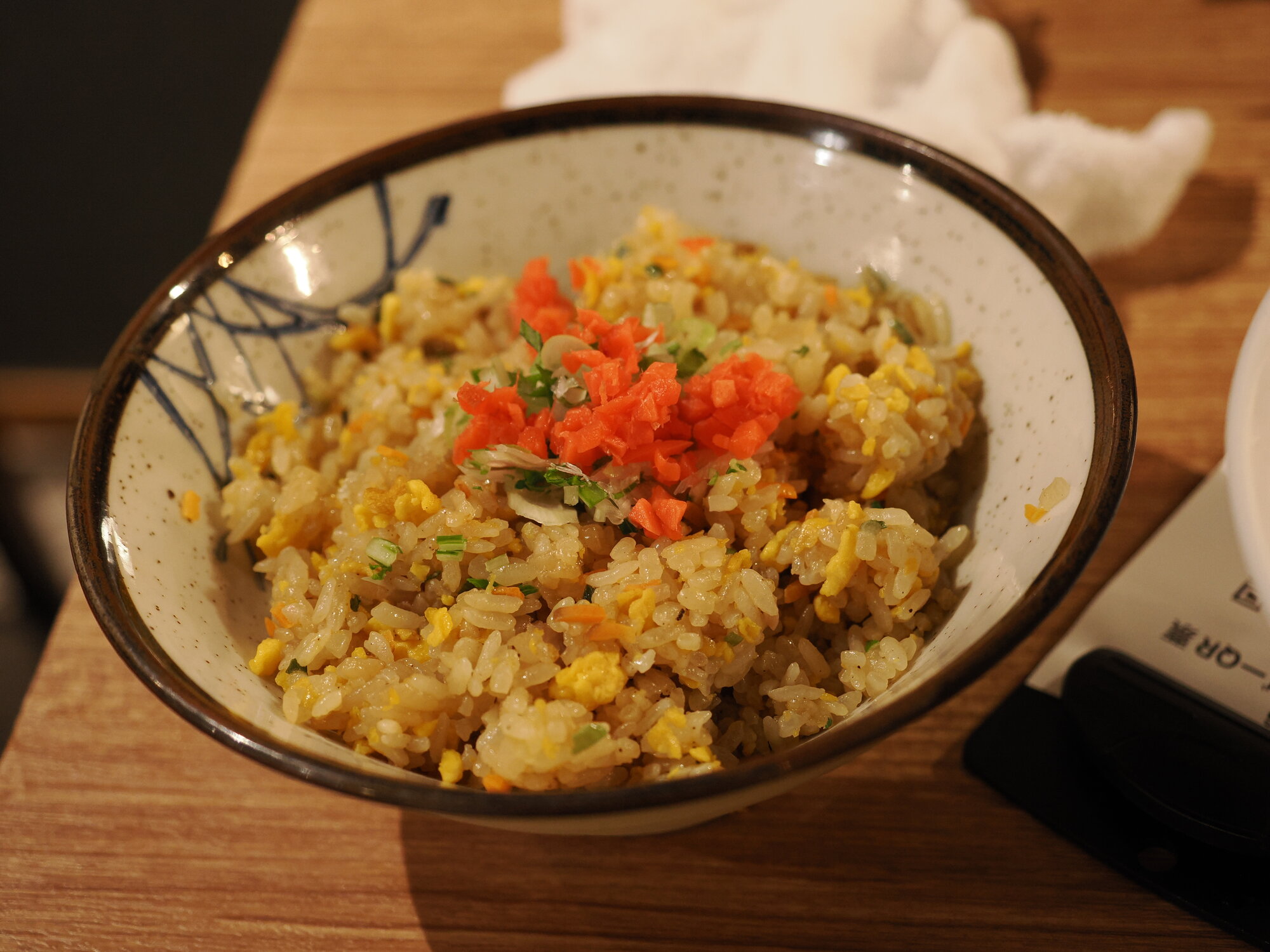 Wejście do restauracji przez korytarz z czerwonymi słupkami i lampionami