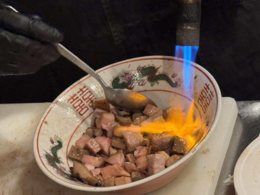 Zbliżenie na płomień palnika opieka karmelizowane kostki wagyu