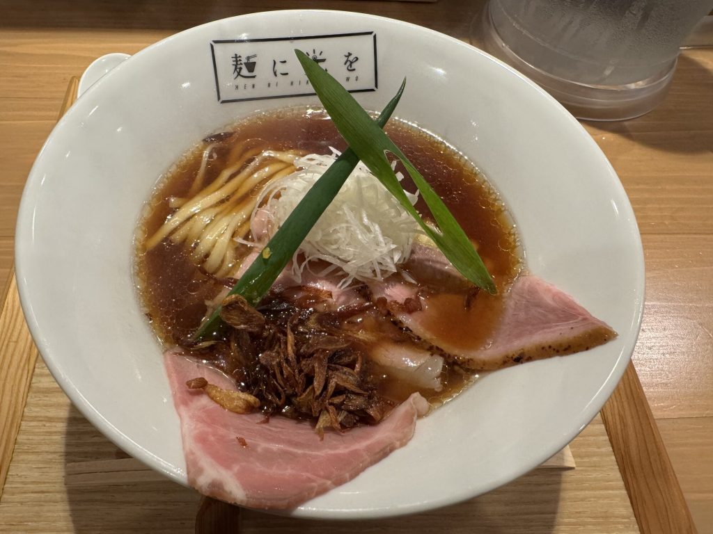 Ramen shoyu z plastrem chāshū, porem i chrupkami szalotki