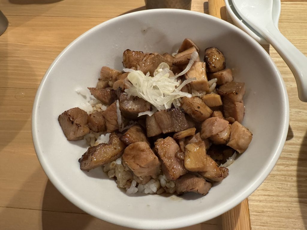 Donburi z grillowanymi kostkami wagyu i białym porem