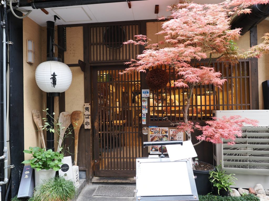 Tradycyjna restauracja z czerwonym klonem, białą latarnią i drewnianymi szpatułkami