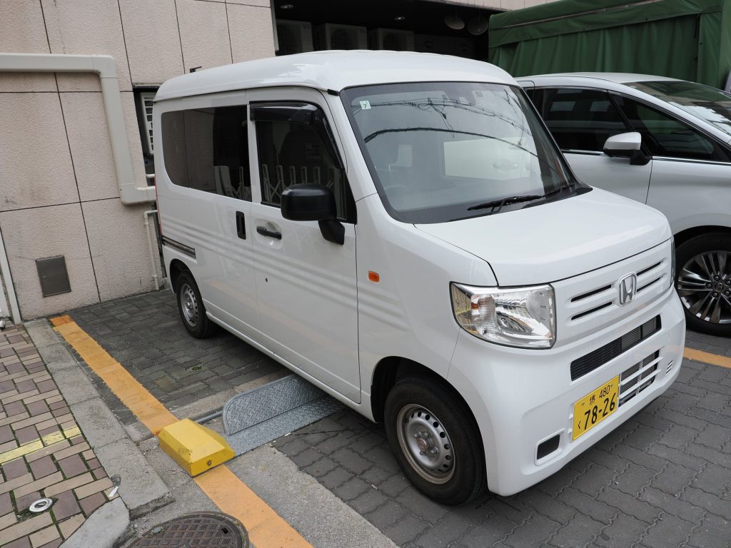 Biały Honda N-Van kei z żółtą tablicą rejestracyjną Sakai