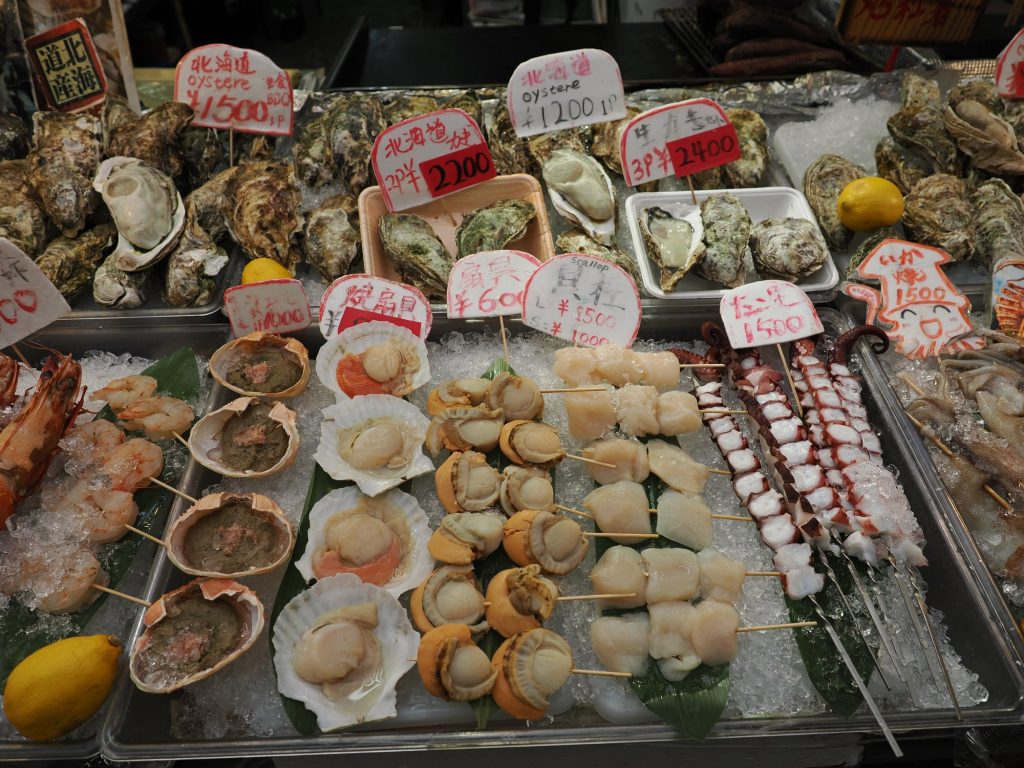 Lada rybna z ostrygami z Hokkaido, przegrzebkami i kałamarnicami