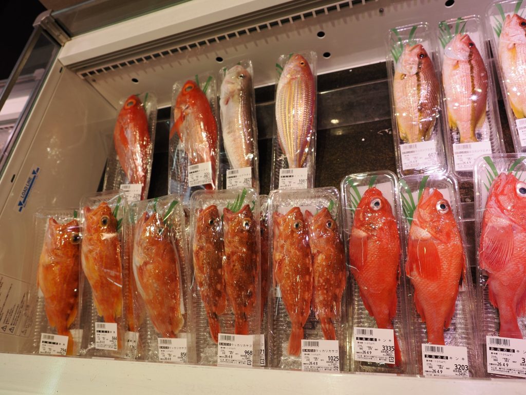 Lada z rybami — kinki z Hokkaido, uchikari kasago z metrykami