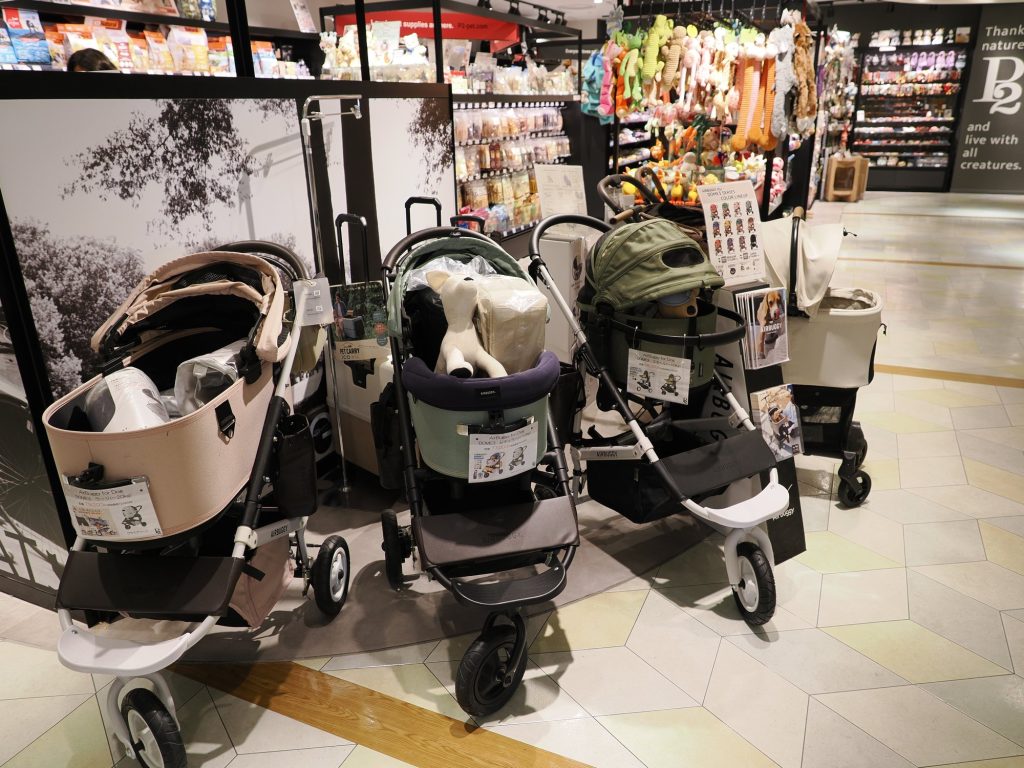 Sklep P2 w Mio z wózkami AirBuggy for Dogs od 129000 jenów