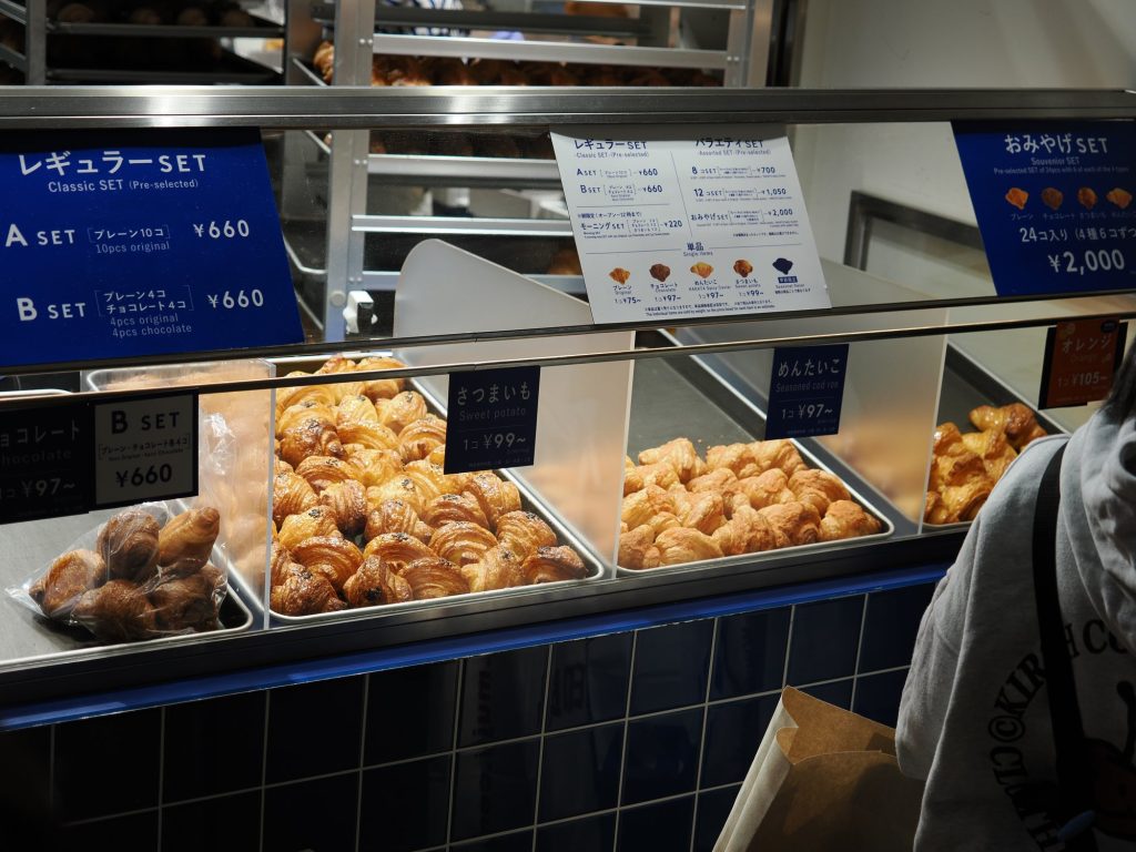 Lada piekarni z croissantami — sweet potato 99 jenów, mentaiko 97 jenów