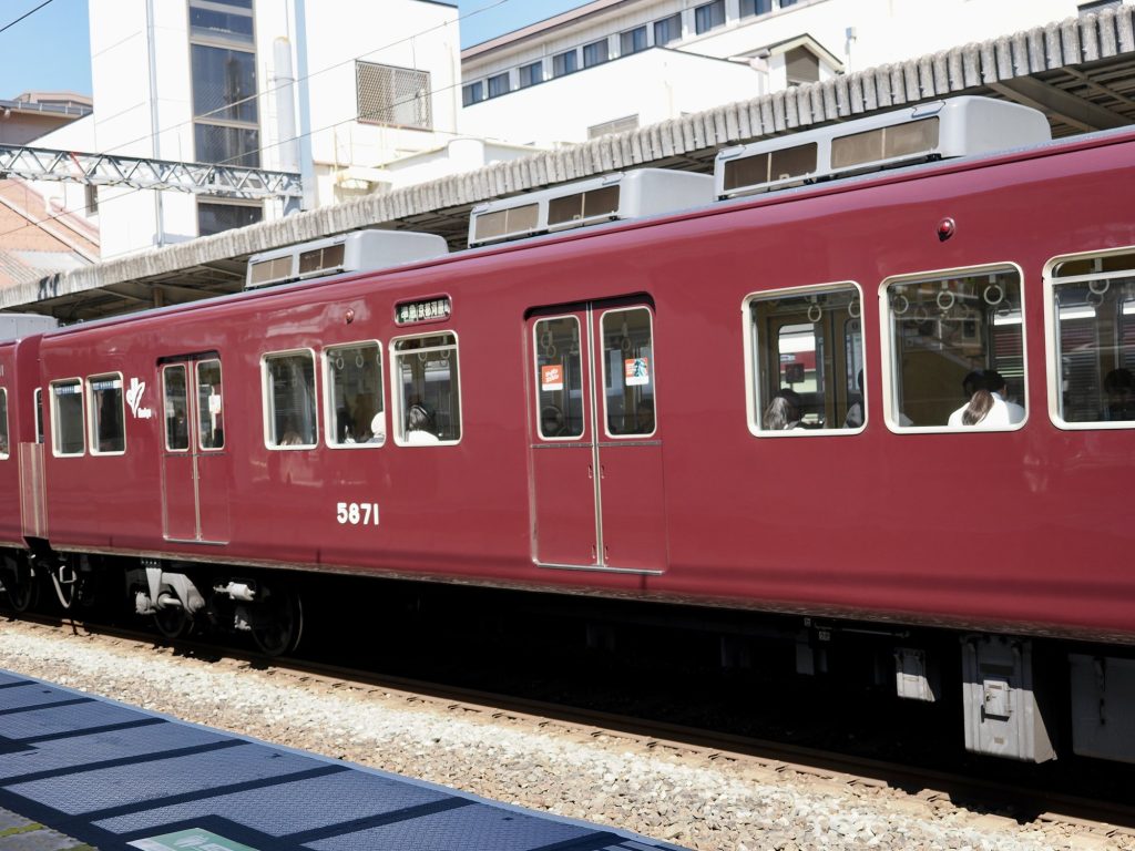 Czerwony pociąg Hankyu 5871 na stacji