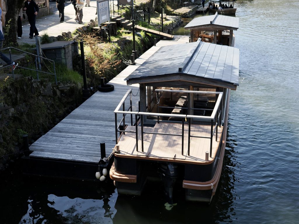 Rzeka Ōi z łódkami yakatabune i górą Arashiyama w tle