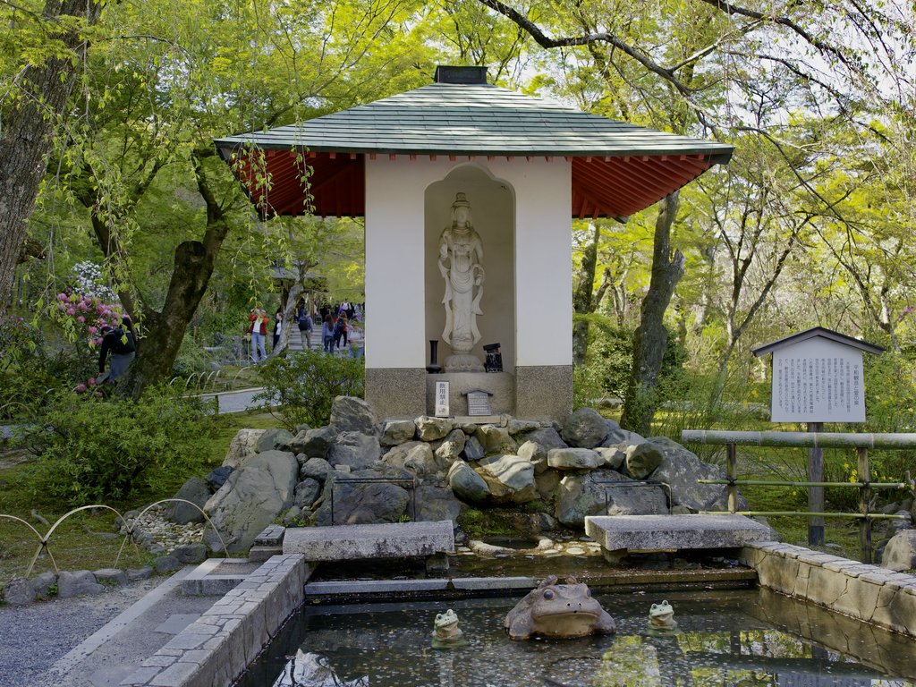 Kamienna kapliczka z Kannon nad sadzawką z figurkami żab