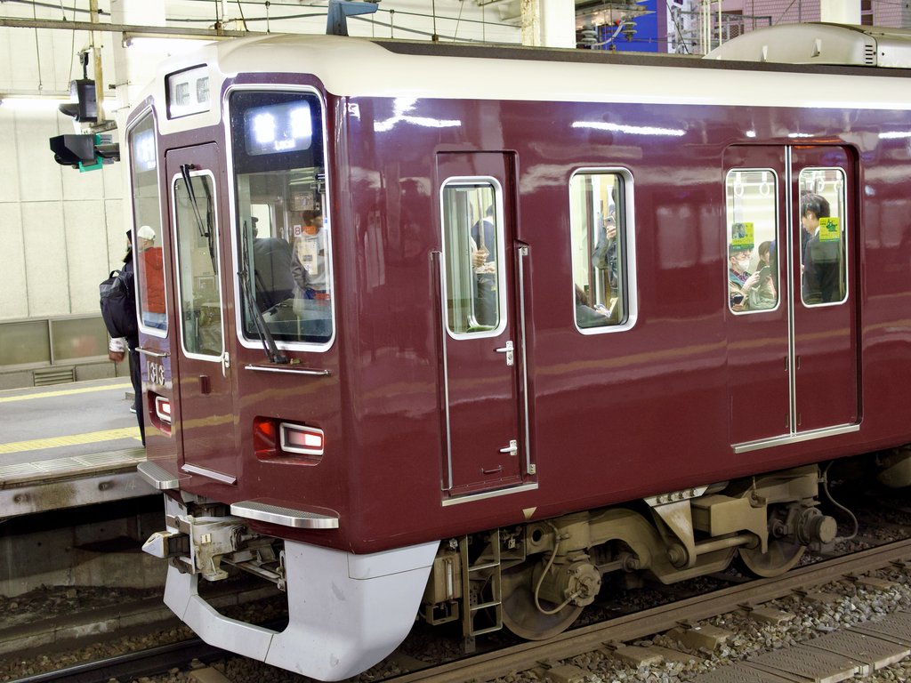 Bordowy wagon pociągu Hankyu na stacji