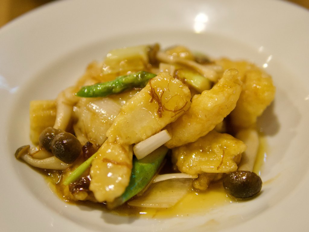 Danie z mięsem w sosie z grzybami shimeji i szparagami