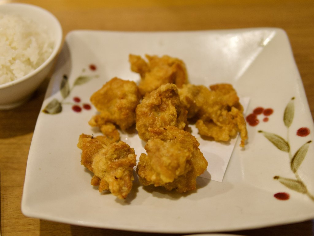 Porcja karaage z ryżem na talerzyku