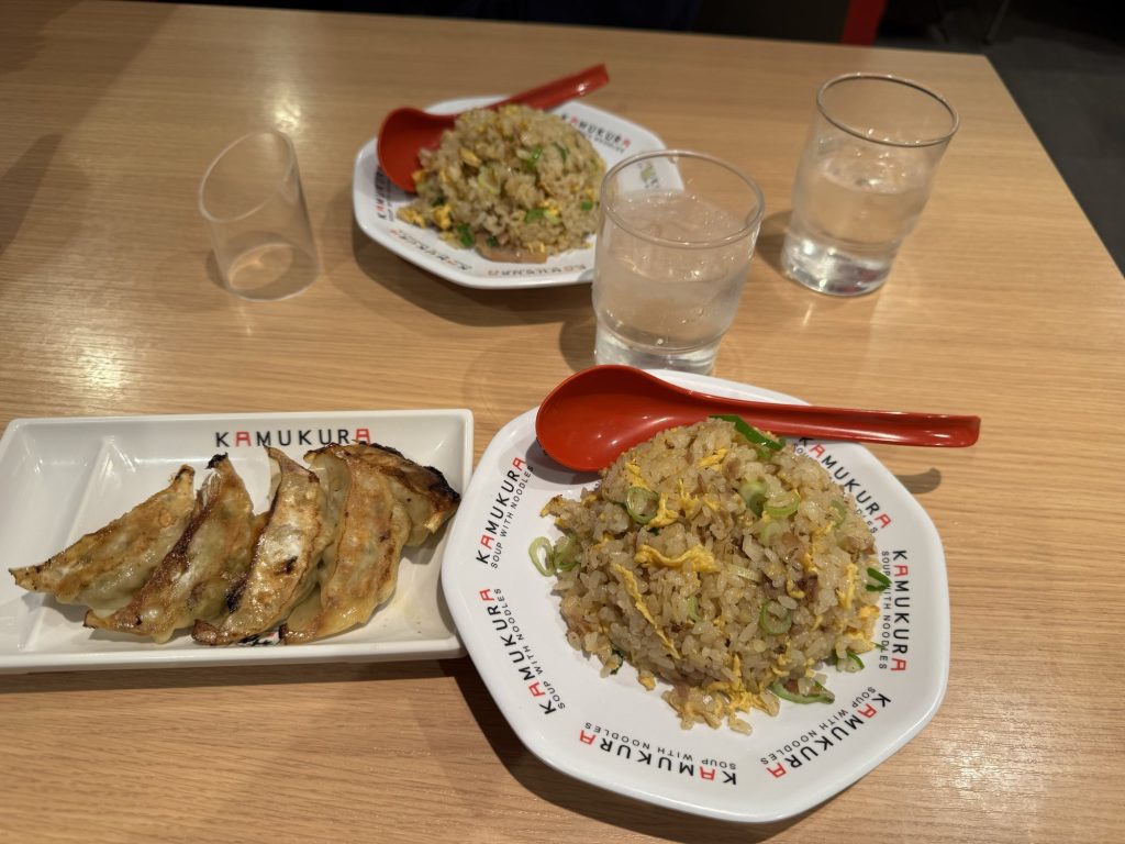 Smażony ryż chahan i gyoza na talerzach Kamukura