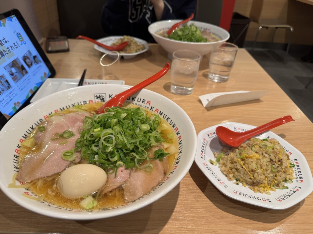 Duża miska ramenu z chashu i jajkiem obok smażonego ryżu