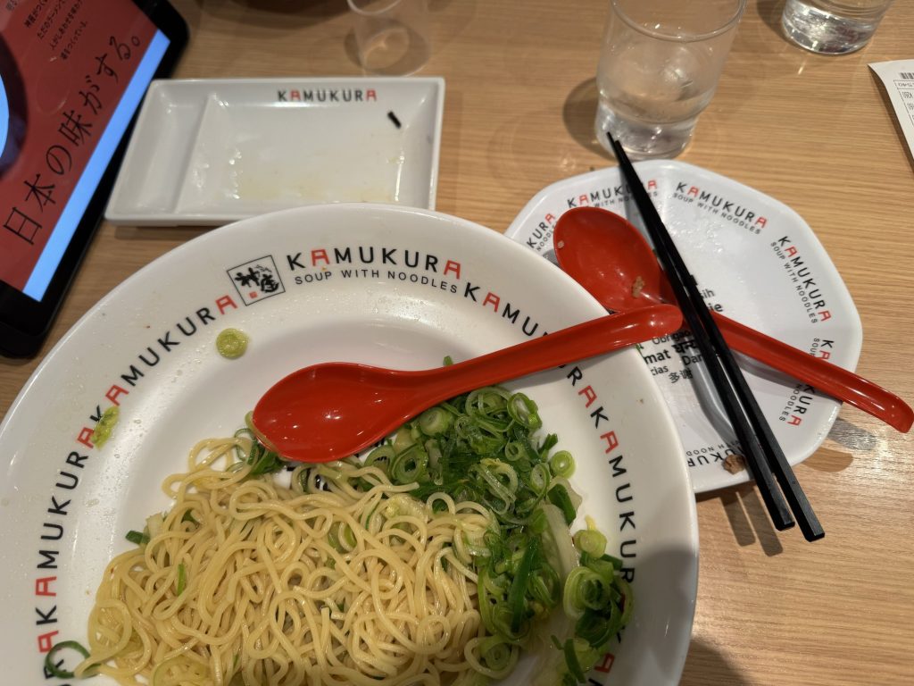 Prawie zjedzona miska ramenu Kamukura