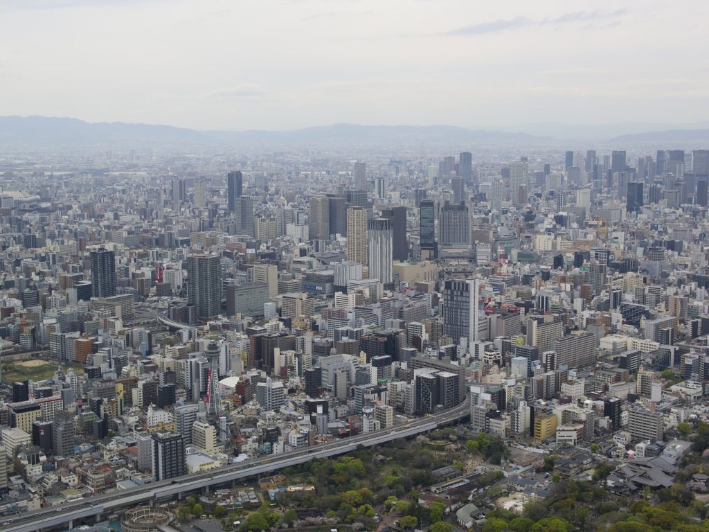 Panorama Osaki z wieżowcami Umeda i górami w tle