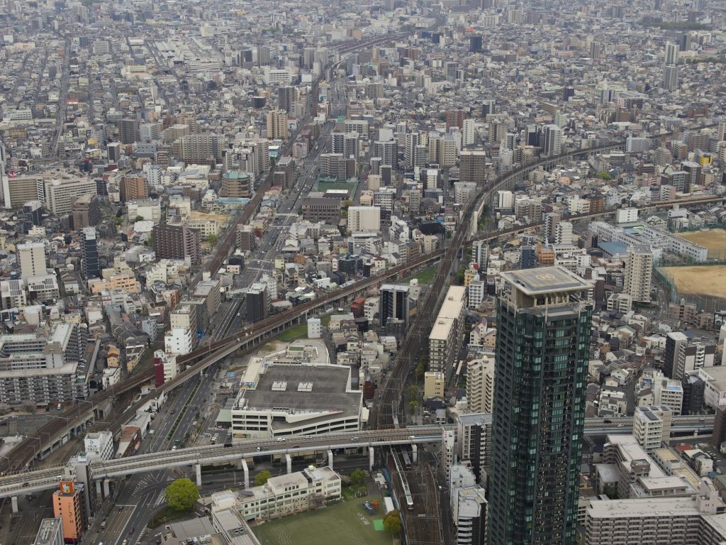 Infrastruktura transportowa Osaki — autostrady i linie kolejowe z góry