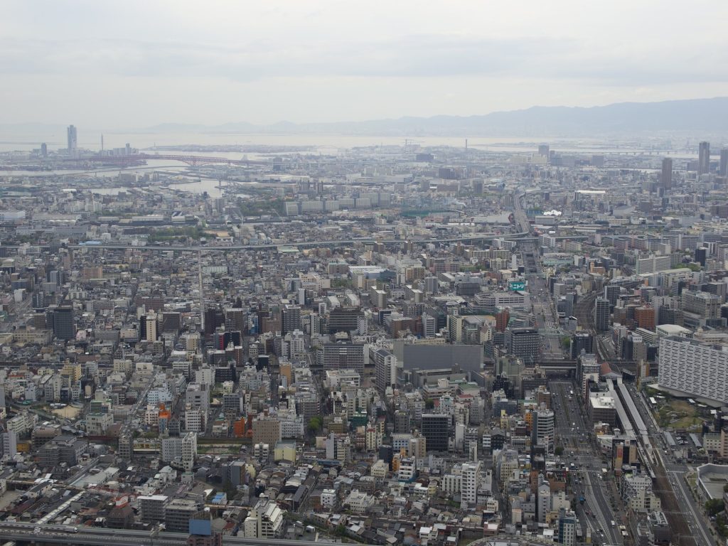 Panorama zatoki Osaka z czerwonym mostem Minato Bridge