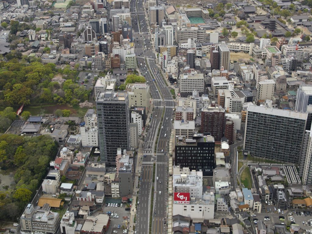 Widok z góry na park Tennoji i świątynię Shitennoji
