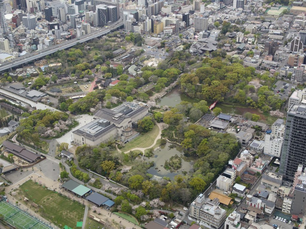 Park Tennoji z muzeum i stawami widziany z Abeno Harukas