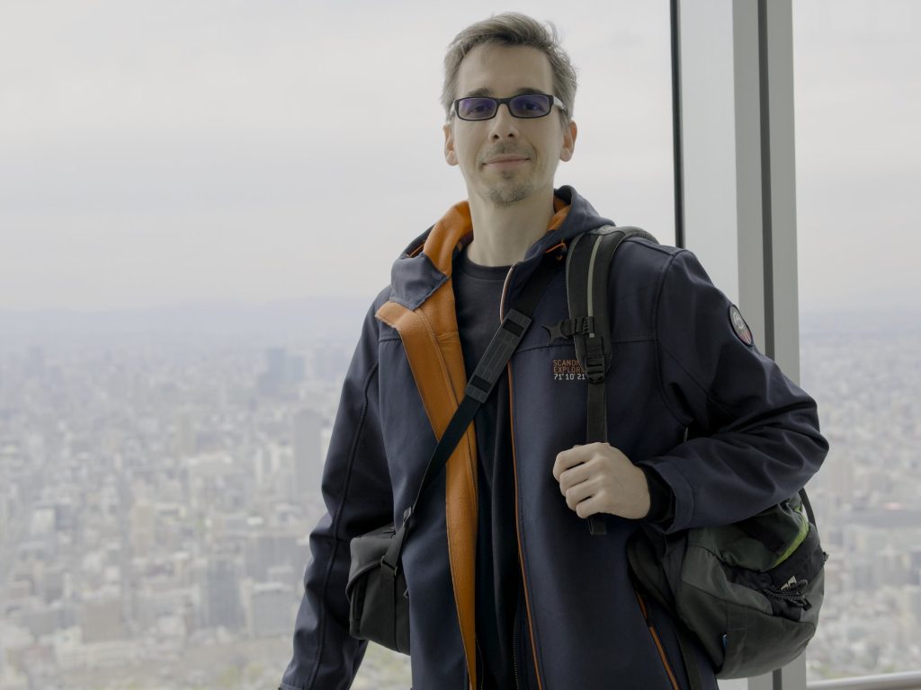 Kamil na tarasie widokowym Abeno Harukas z panoramą Osaki