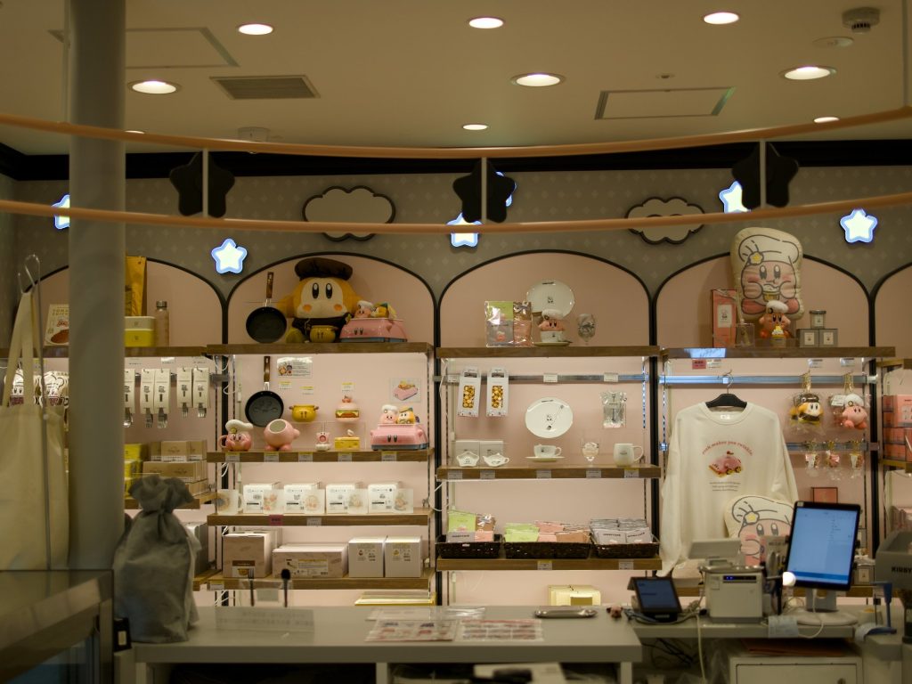Sklep Kirby z pluszakami i gadżetami w centrum handlowym