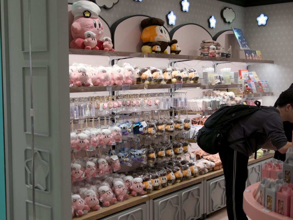 Półki z breloczkami Kirby i Waddle Dee w różnych strojach