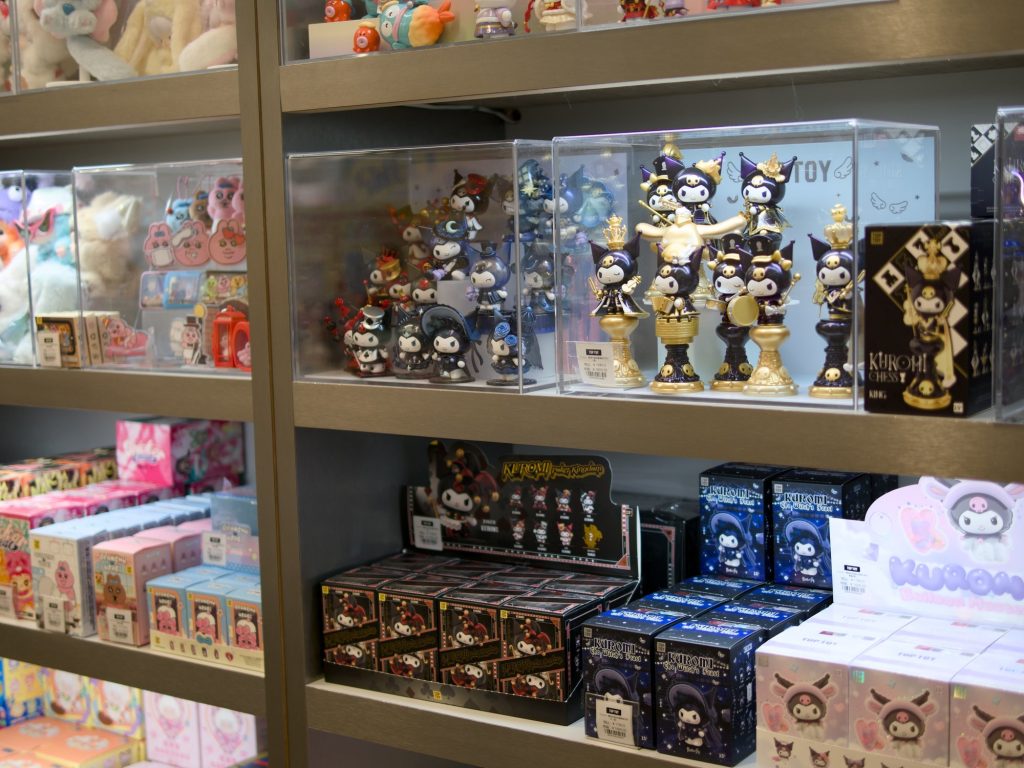 Kolekcjonerskie figurki Kuromi Sanrio na półce sklepowej