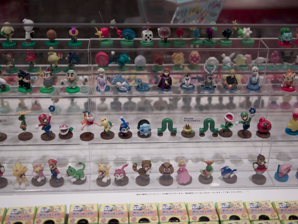 Miniaturowe figurki z Mario i Frozen za szkłem w sklepie