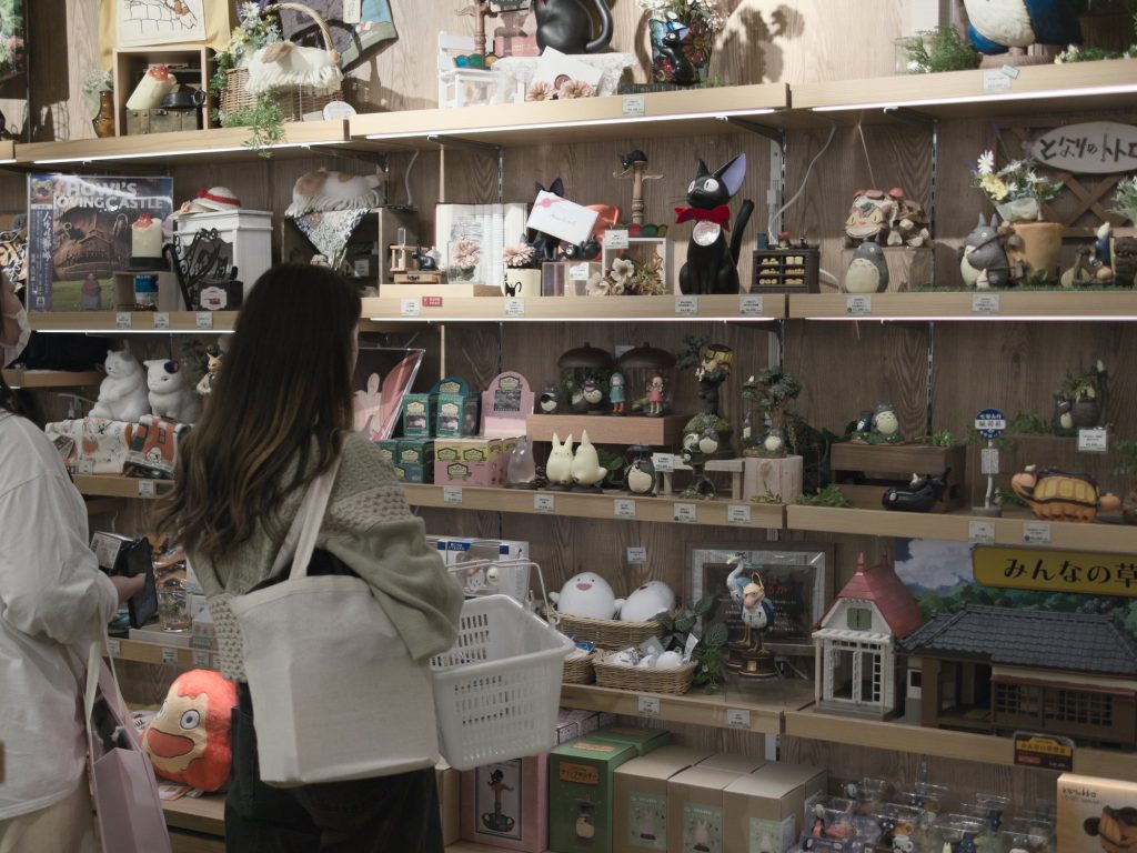 Klientka przegląda gadżety Jiji i Totoro w sklepie Ghibli