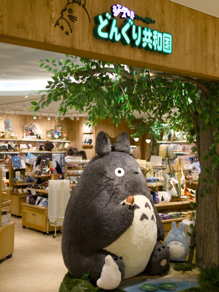 Wejście do sklepu Donguri Kyouwakoku z ogromnym Totoro przy drzwiach