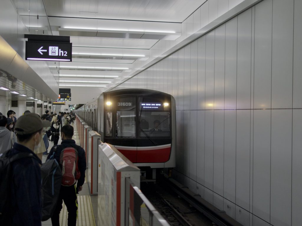Pociąg metra Osaka serii 31000 wjeżdżający na stację