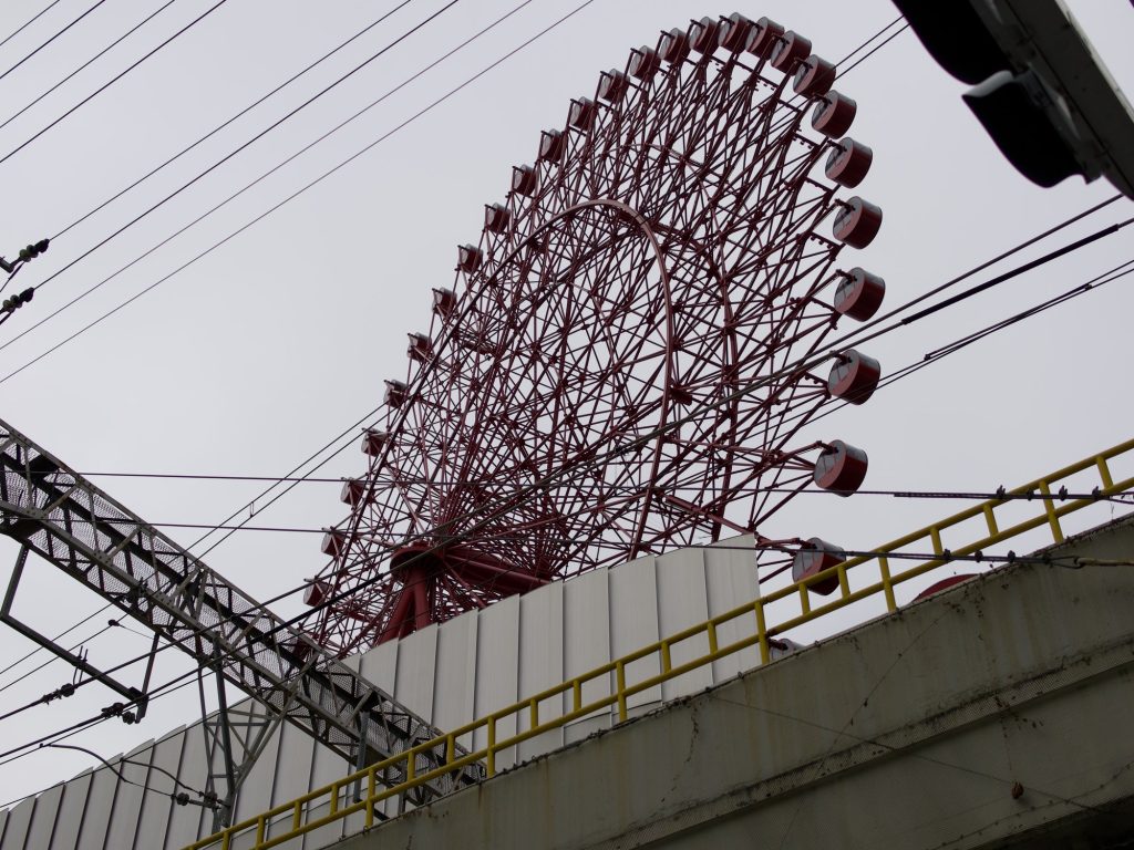 Czerwone koło Ferris HEP Five widziane od dołu