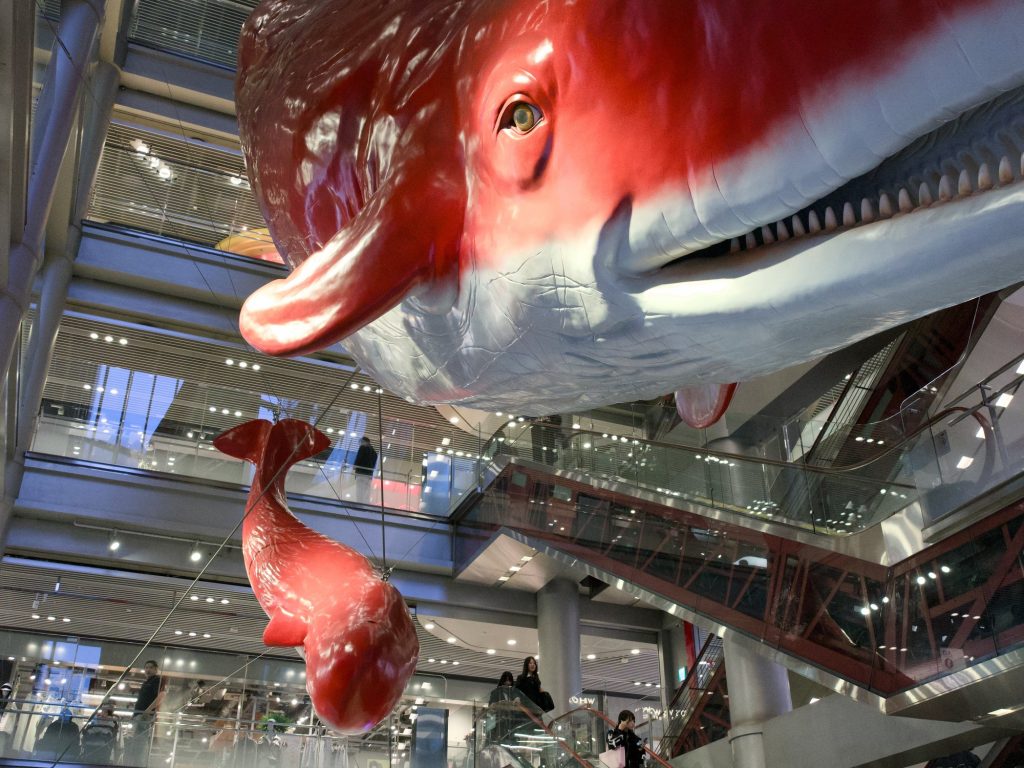 Dwa czerwone wieloryby zawieszone w atrium HEP Five