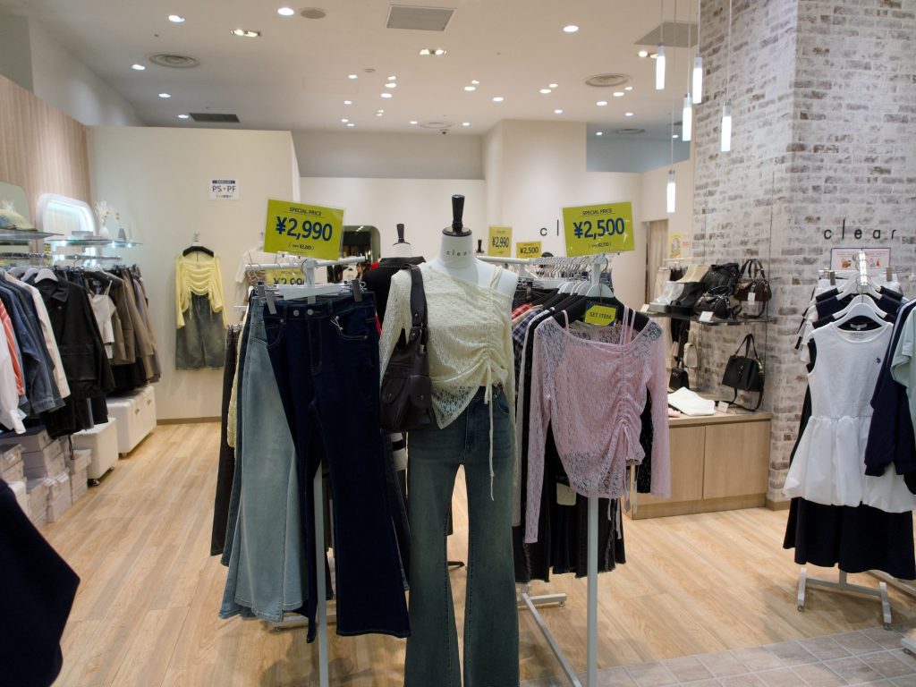 Sklep Clear z damską odzieżą casual w cenach promocyjnych