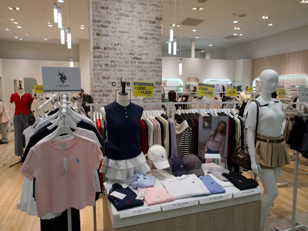 Manekiny w stylu preppy w sklepie Clear z kolekcją US Polo Assn