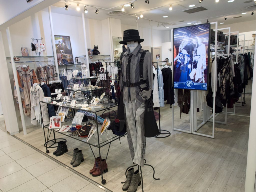 Butik z modą gothic steampunk z manekinem w płaszczu