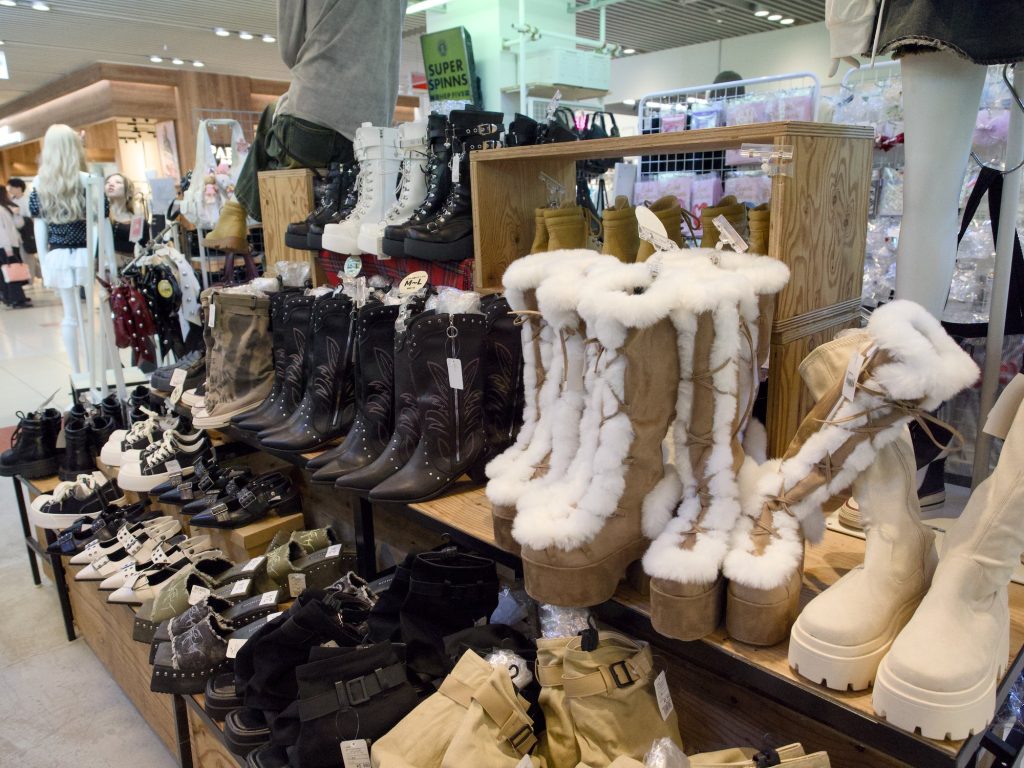 Ekspozycja butów kowbojek platform i kozaków w Super SPINNS