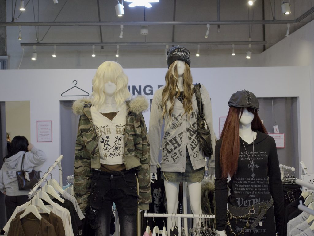 Trzy manekiny w gyaru i rock fashion w centrum handlowym
