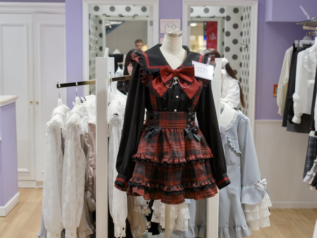 Manekin w gothic lolita sukience z bordową kokardą