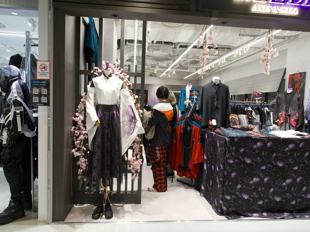 Wejście do sklepu AXES-X z kimonem i kwiatami wisni