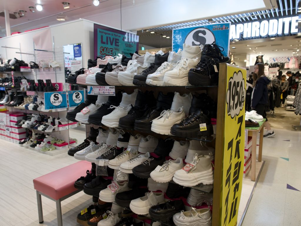 Regał z platformowymi sneakersami marki Attagirl