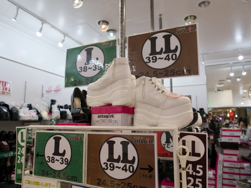 Zbliżenie na buty platformowe Attagirl z oznaczeniami rozmiarów