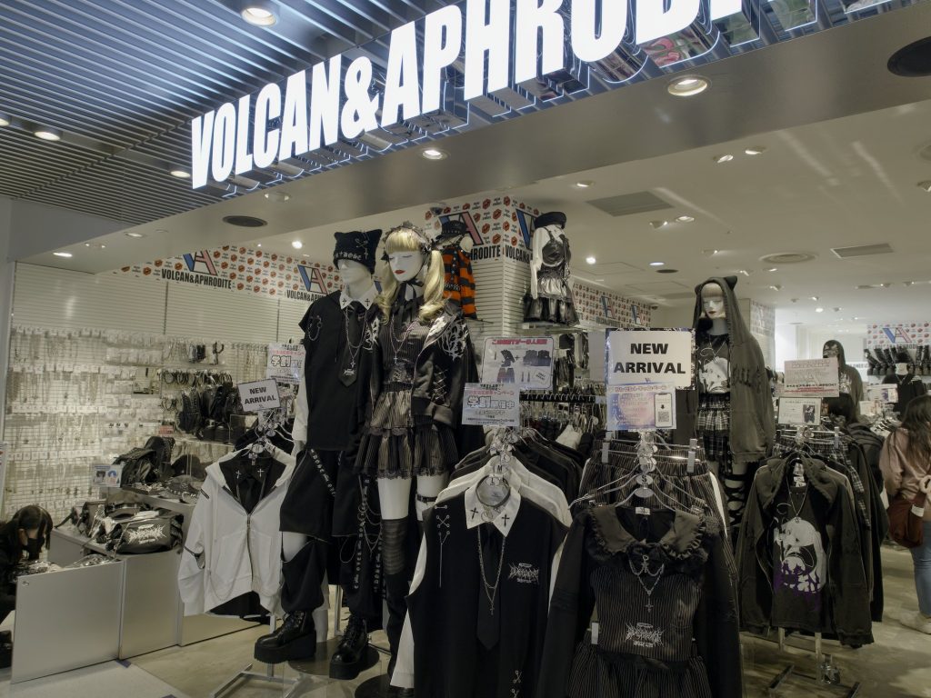 Witryna sklepu Volcan Aphrodite z gothic strojami na manekinach