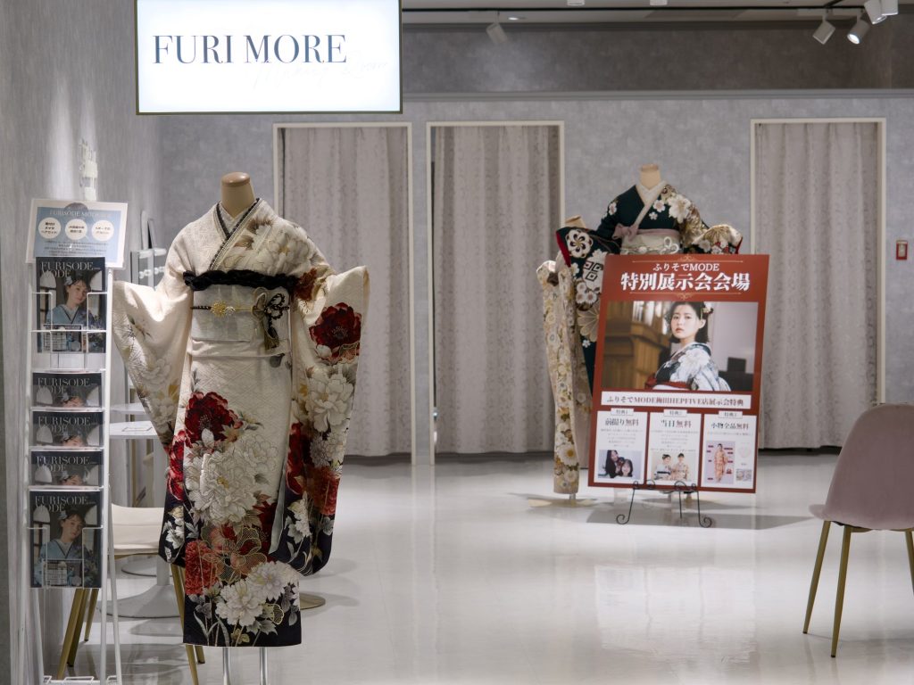 Ekspozycja furisode kimono w HEP Five z białym kimonem na manekinie