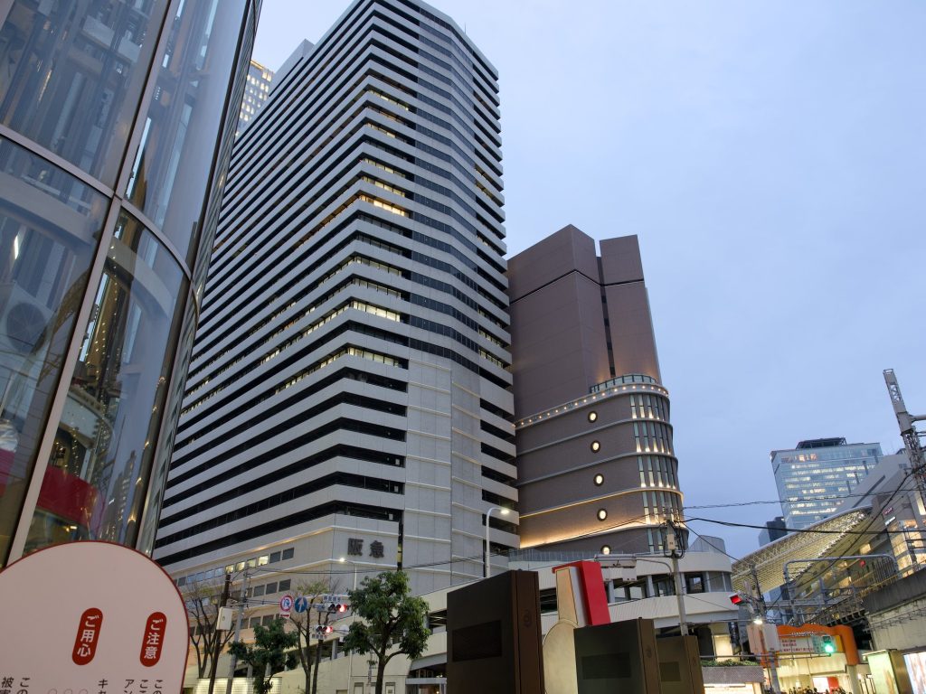 Budynek Hankyu i wieża HEP Five nocą w Umeda Osaka