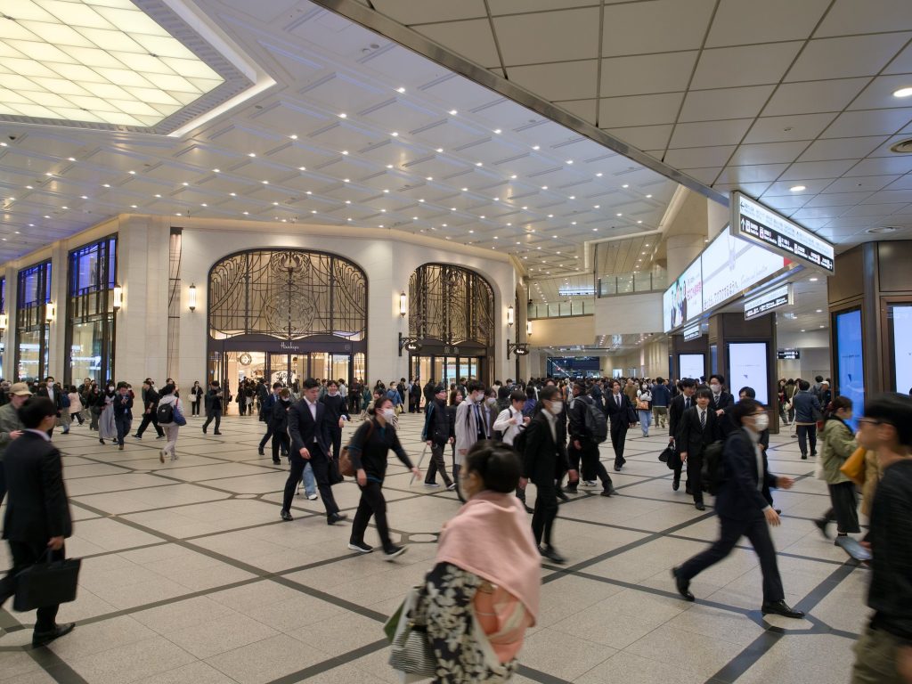 Hala stacji Hankyu Umeda z tłumem podróżnych w godzinach szczytu